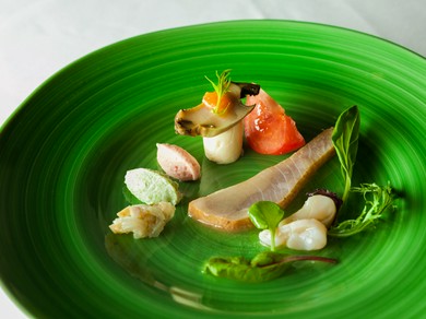 ヒラマサを熟成させ、軽くスモークをかけた『志摩で揚がった巨大ヒラマサの瞬間燻製 海の幸とともに』