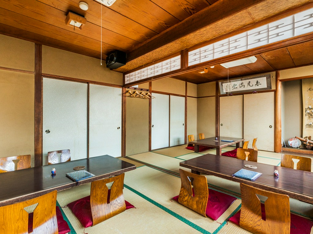 旅館時代の名残を垣間見る広々とした座敷席