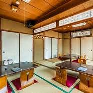 床の間や掛け軸など、落ち着いた和の風情が漂う2階の座敷。リニューアルされた１階とは異なり、【川うめ】がかつて旅館だった頃の名残が感じられます。ファミリーやグループ客に好評です。