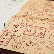 世界の真珠王として知られる御木本幸吉もこの店のウナギをよく好んで食べたといいます。持ち帰りようのお弁当に使われるかけ紙に描かれた「心術」という文字は、御木本幸吉が筆をとったものです。