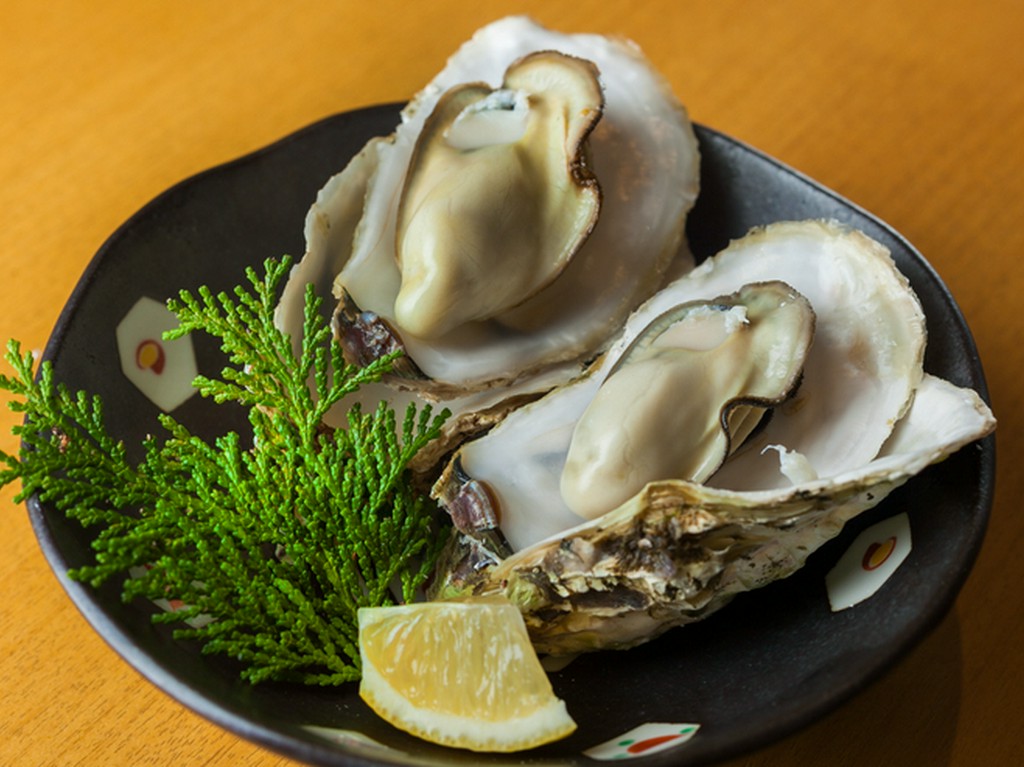 11月～3月に旬を迎える、的矢湾名産のカキ