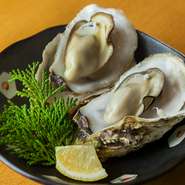 ウナギ料理の専門店ですが、志摩といえばの海の幸もやはり欠かせません。11月～3月には地元の的矢でとれるカキがメニューに登場。生カキをはじめ、焼きカキ、フライなどで自慢の味を楽しめます。