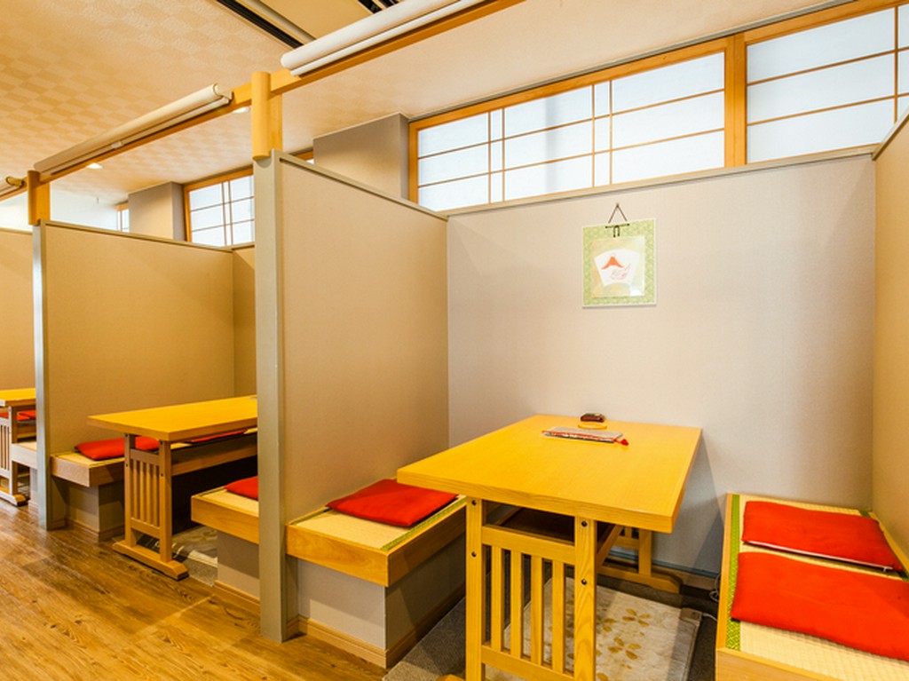 旅館から店舗へとリニューアルされたテーブル席