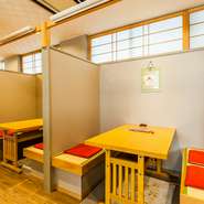 リニューアルして綺麗になった1階のテーブル席は、お一人様から少人数のグループまで対応するつくり。パーテーションで仕切られているため、のんびりと食事を楽しむことができます。