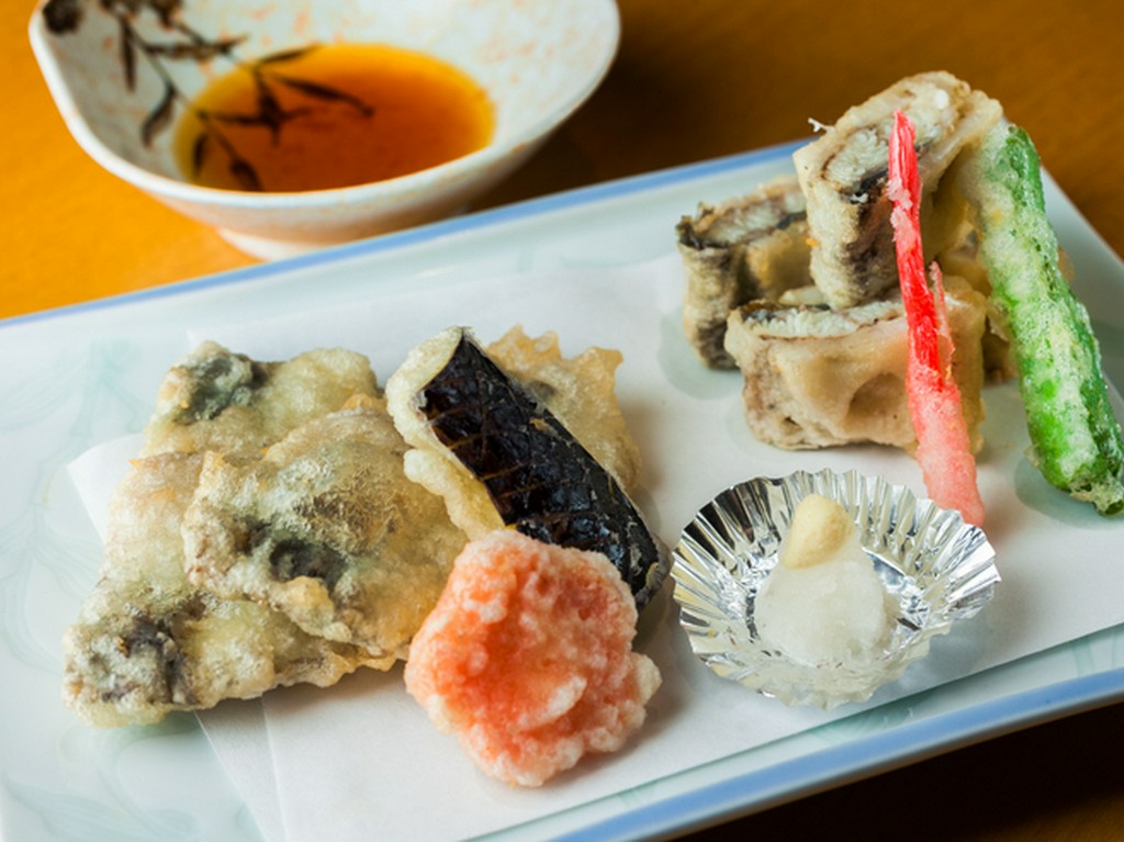 白焼きとレンコンの挟み揚げが味わえる『う天ぷら』
