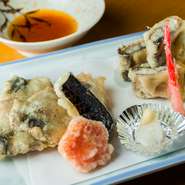 かば焼き、白焼きなどの多彩なラインナップのウナギ料理の中でもおすすめの一品がこちら。白焼きの天ぷらはウナギの質のよさを物語り、レンコンの挟み揚げもウナギとの抜群の相性を発揮します。
