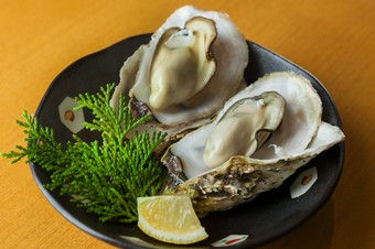 志摩の特産品である的矢カキをシンプルに『焼きカキ』に