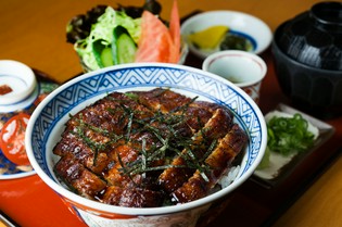 蒲焼きをさっぱりと味わえるオリジナルメニューの『川うめ丼』