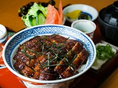 蒲焼きをさっぱりと味わえるオリジナルメニューの『川うめ丼』