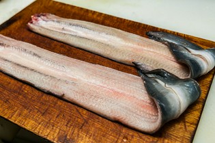 地元の老舗問屋から仕入れる国産ウナギ