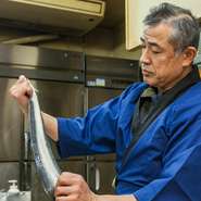 小さな店なので、お客様のちょっとしたリクエストに応えられるよう心がけます。例えば、ウナギ尽くしのコース料理にカキ料理を組み込むなど、細かな心遣いが行き届くサービスでおもてなしします。