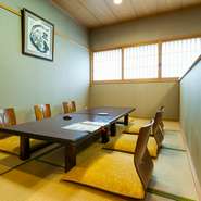 かつては旅館だった建物の1階は大きくリニューアルされ、テーブル席と座敷を配したレイアウトに。旅館だったかつての風情が残る2階にも広々とした座敷があります。