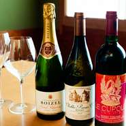オーナーがワイン好きなこともあり、フランスやイタリアを中心としたワインを常時約20種取り揃えています。魚料理との相性を考え軽めの味わいのセレクトが中心。合わせるワインに困ったら、スタッフへ気軽に相談を。