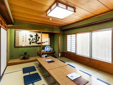 2名〜10名まで対応する7つの個室で寛ぎの時間を