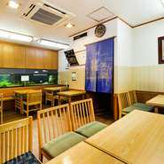 土曜や日曜の昼時ともなれば順番待ちもできる人気店ですが、もちろんひとり客も大歓迎。1階には2名がけのテーブル席も用意されているので、少人数でも気兼ねなく楽しめます。