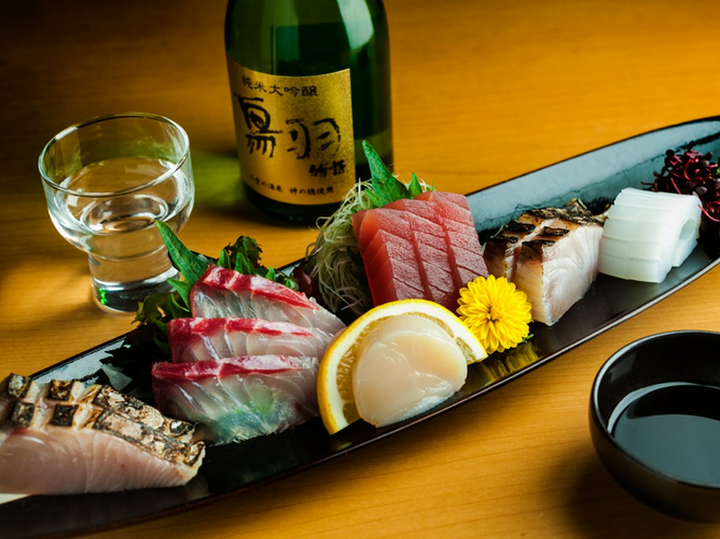 豊穣の海の恵みが刺身となって登場する『旬のお造り盛り合わせ』