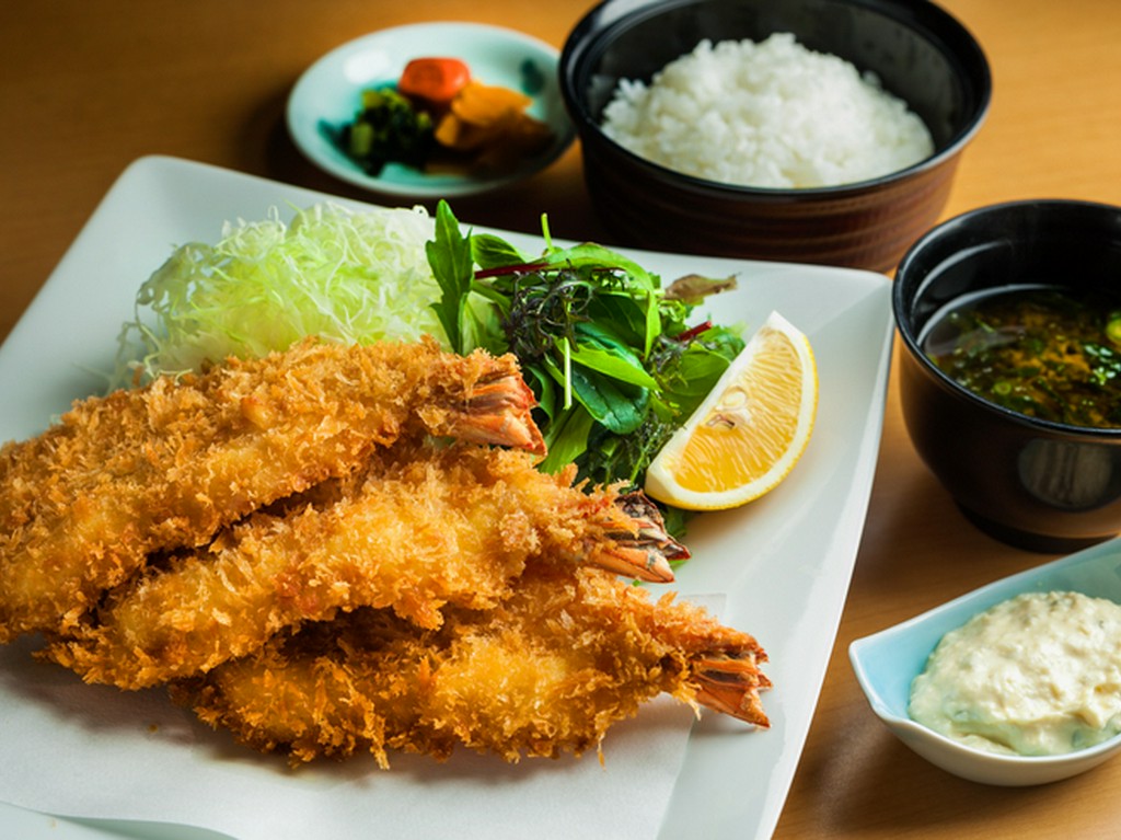3尾の海老がドンと鎮座するボリューム満点の『海老フライ定食』