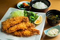 3尾の海老がドンと鎮座するボリューム満点の『海老フライ定食』