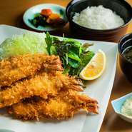 20cm大の海老が3尾盛られ、それだけで満腹になりそうなボリュームです。海老にもこだわり、刺身でも食べられるほどの鮮度がいい船凍品を使っています。自家製タルタルの相性をお楽しみください。