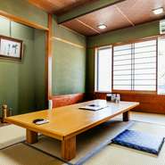 1階はテーブル席のみのつくりですが、2階には座敷席も用意しています。ひとり200円のチャージで利用できる個室もあるので、お子様連れでも周りの目を気にすることなく寛いでいただけます。