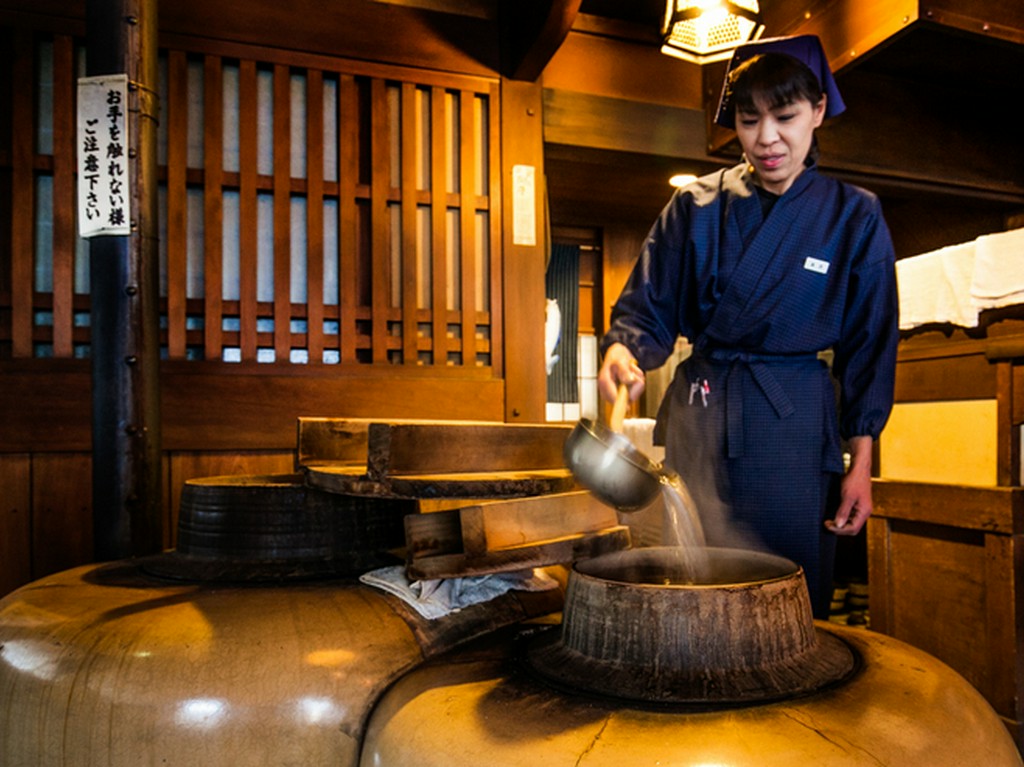 地元の在来種である農薬不使用の茶葉を使ったお茶をサービス