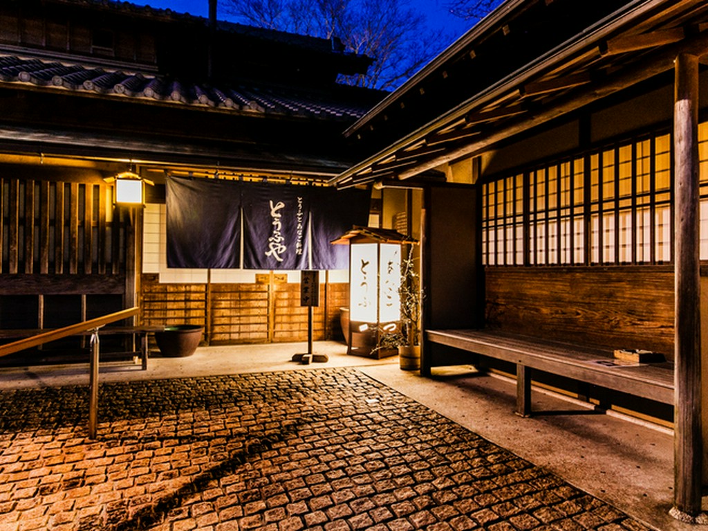 おかげ横丁の喧噪からはかけ離れた、五十鈴川沿いの閑静な佇まい