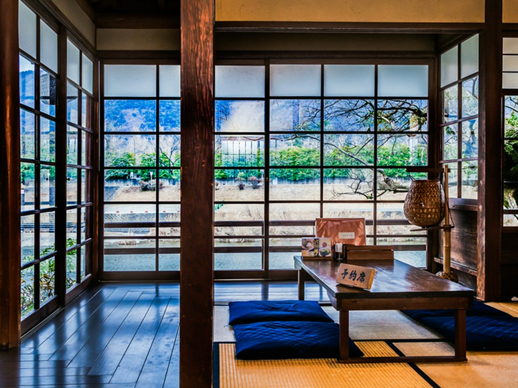 畳の温もりが素足に伝わり、心解きほぐすひと時