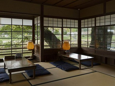 対岸の桜を眺めながら作りたての豆腐料理を味わう