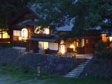 昼間とは違う雰囲気の中で味わう料理