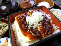 （ご飯に豆腐田楽がのっています。ピリ辛の肉味噌（鶏肉）です。）小鉢二種・豆乳蒸し・香の物・味噌汁