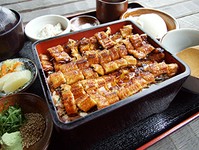 上：3,850円（あなごが並より多くなります。）／並：2,750円　※最初はそのまま食べて、次は薬味をつけ、最後に出汁をかけて・・・。三通りの食べ方をお楽しみいただけます。