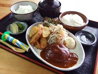 ハンバーグ・フライドポテト・寄せ豆腐・香の物・白飯・味噌汁