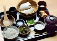 小鉢二種・豆乳蒸し・香の物・白飯・味噌汁
