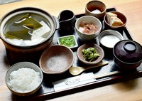 （熱々のもめん豆腐です。）　小鉢二種・豆乳蒸し・香の物・白飯・味噌汁