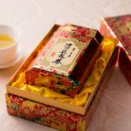 中国料理と切っても切り離せないお茶。店で提供しているのは台湾名産の「凍頂烏龍茶」で、シェフが食中に最適と見出した逸品。それと同じものも店頭で販売されており、接待のときの手土産として人気です。