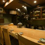 まだ新しい店ながら老舗のように落ち着いた雰囲気。料理を並べても窮屈にならない大きな一枚板のカウンターをはじめ、酒蔵で使われた木槽の板、アンティークの吊り棚など、木の温もりを感じる品々で統一しています。