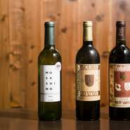 今後ますます盛り上がることに期待を込めつつ、取扱うのは日本ワインのみ。白を中心に貝料理と相性の良いものを常時10種ほど揃えているのに加え、季節的なもの、個性的なものなどを月替りで仕入れています。