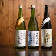 地酒を愛するオーナーが実際に蔵元まで足を運び、厳選した日本酒。華やかというよりは、主張を抑えて貝を活かすタイプが多いそうです。半合からオーダーできるので、飲み比べしながら貝との相性をお楽しみください。
