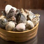 足が速く価格の安定しない貝だけで勝負するのは至難の技。【あぶさん】【うぐいす】【田中水産】と姉妹店があるからこそ、一括で仕入れ、新鮮なまま使い切ることができるのです。20種程度は常時揃います。