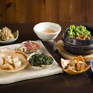 サザエ、マテ貝、ホッキをはじめ、珍しいものではナガラミ、シッタカなど、海鮮豊富な日本には多種多様な貝があり、四季折々の味が楽しめます。漁師から直接仕入れているものも多く、鮮度ではどこにも負けません。