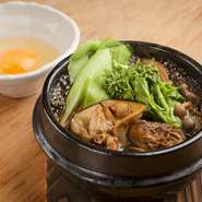 甘じょっぱく味わい深い貝の肝に、まろやかな溶き卵が絡みつき、渾然一体となる人気のオリジナルメニュー。季節の野菜にも、割り下と貝の旨みが浸透しています。残り汁はご飯を加えておじやにすることも可能です。