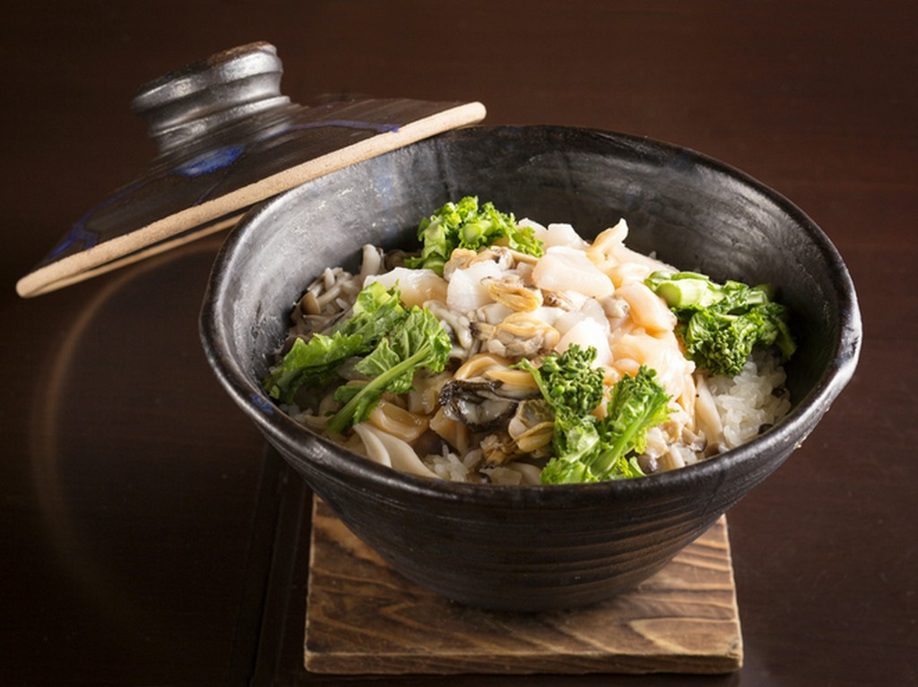 凝縮された貝の旨みが米1粒1粒にまで染み渡る『釜飯』二人前から