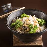 注文ごとにお好みの貝を入れ、土鍋で炊き上げる〆の一品。貝柱の比率を増やせば上品に、肝を増やせばより濃厚に。米には最上級の魚沼産コシヒカリ、雪里米を使用。おこげにまで貝の味わいが染み渡ります。