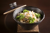 凝縮された貝の旨みが米1粒1粒にまで染み渡る『釜飯』二人前から