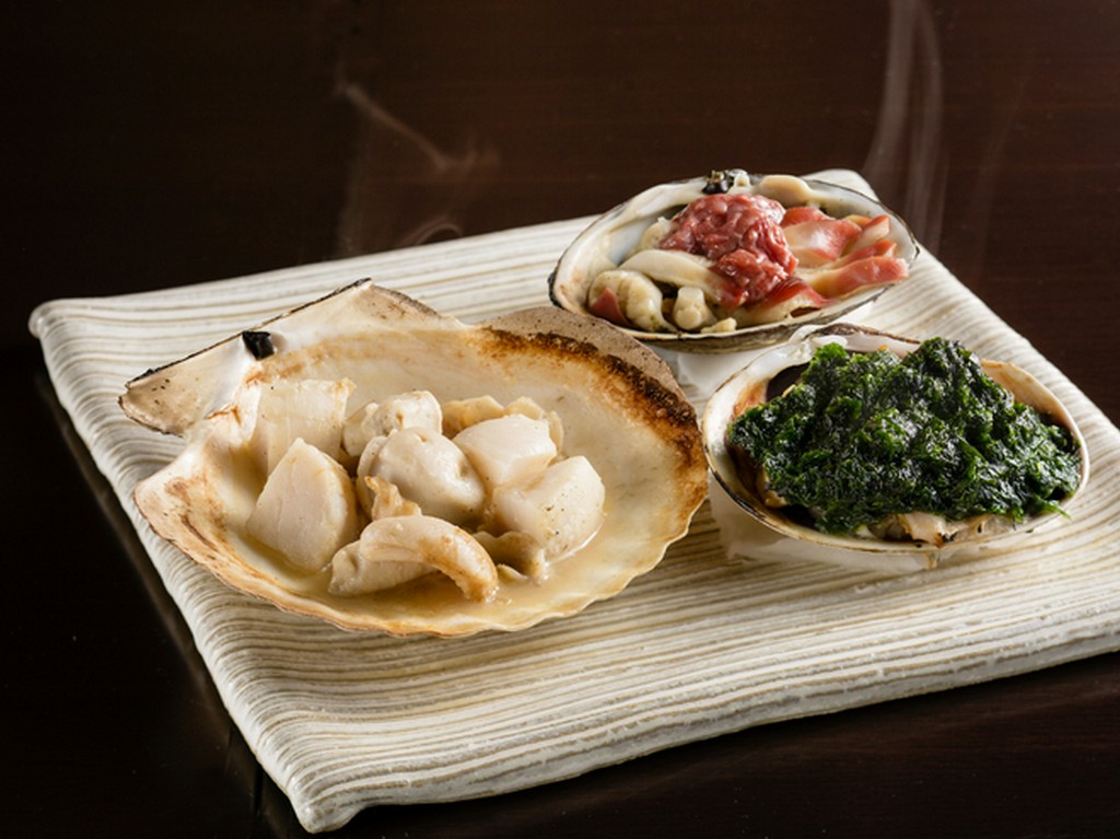その日のオススメを多彩な味付けで食べ比べ『焼貝 3品』
