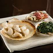 絶妙な火加減で焼き上げられた貝。食感だけでなく、溢れ出す旨みも多種多様です。それをより豊かにするのが生海苔、酒盗、バター醤油など、貝の個性に合わせた組み合わせ。見事な味の相乗効果に酒も進むでしょう。