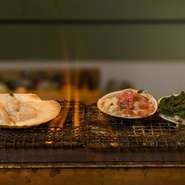 師匠が買い付ける貝は見まごうことなき一級品。鮮度も抜群ですから、それを損なわないよう下処理を加え、最高の火加減で焼き上げます。味わっていただけば、その種類ごとの魅力の違いがお分かりいただけるはずです。