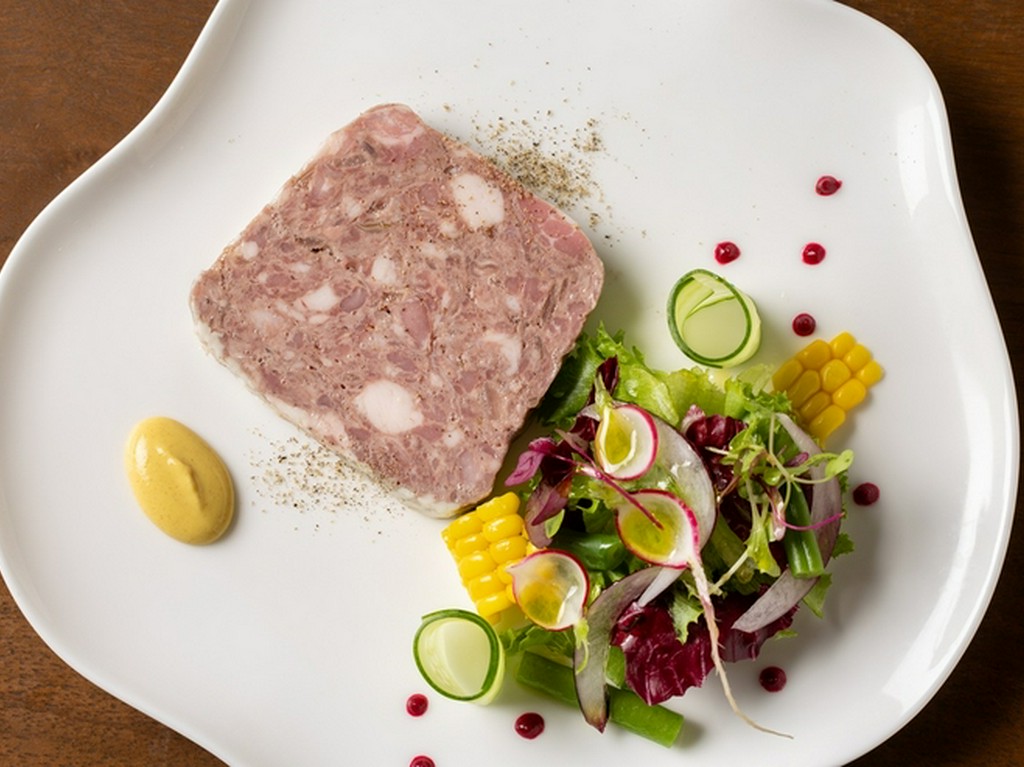 メインをお魚料理かお肉料理でお選び頂く平日限定コースです。
メインは月替わりでご用意しております。
