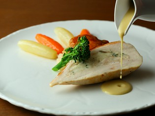 フォアグラ入りクリームソースで味わう『鶏のファルシ』