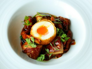 茸の風味豊かな一皿『季節野菜　旬の茸と卵 フォアグラ添え』